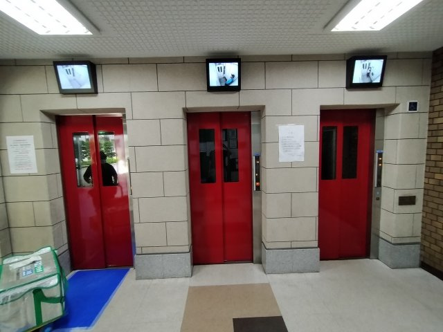 日商岩井京橋ハイツのその他共用部分|エレベーターは3基あり混雑時も回避する事ができます。
モニタが付いていて安心ですね♪