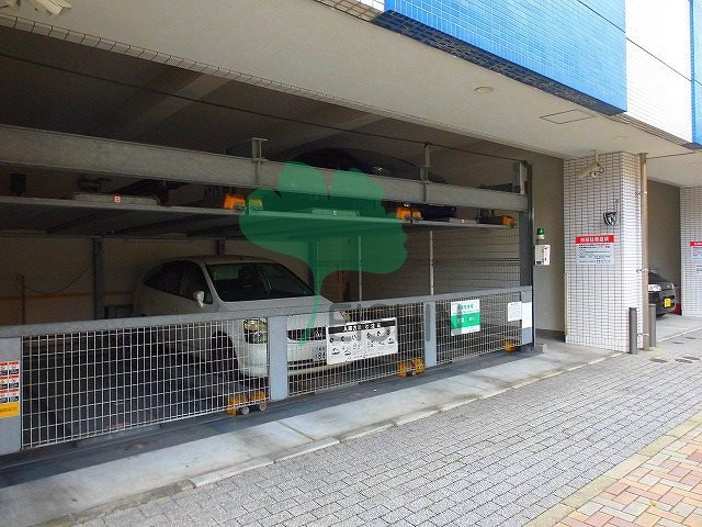 エンクレスト天神東3の駐車場