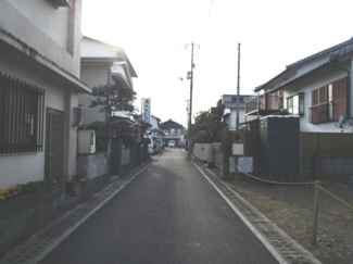 【前面道路含む現地写真】 | 南の前面道路西向き