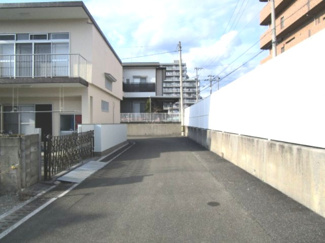 【前面道路含む現地写真】 | 東の前面道路北向き