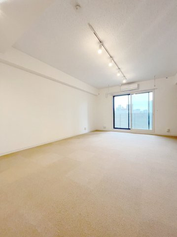 ラシクラスInfina上野浅草の居間・リビング|居室は防音床、防音壁、防音天井となっており、コンクリートの厚みは１８０㎜と、まさに楽器を演奏するためにつくられた24時間楽器演奏可能の防音室です。