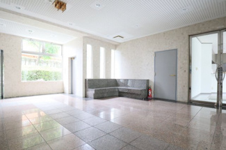 【エントランス】 | 外と内をつなぐエントランスは、まさに顔となる場所。格調高い雰囲気を漂わせて上質な空間を作り出します