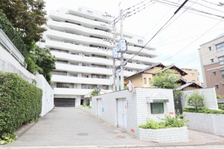 【外観】 | 西鉄平尾駅まで徒歩8分。徒歩圏内に生活利便施設が充実しており、長く快適に暮らせるエリアです。小学校が近いのでお子さまがいるご家庭にもおススメです