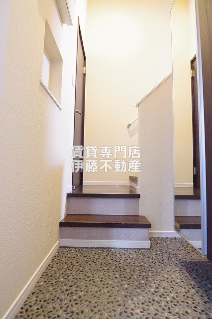 レイディエンス庄内通の玄関