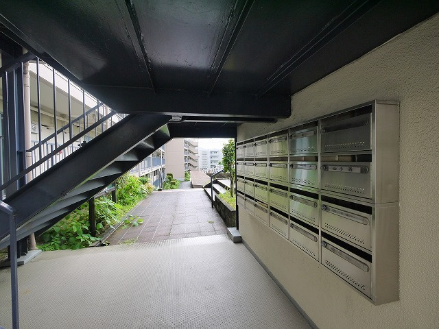 ダイヤハイツ学園前のエントランス