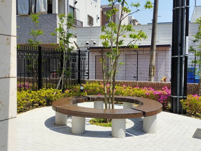 ラシュレパーク放出ウェストプライムのその他共用部分|マンション敷地内にあるベンチです♪
