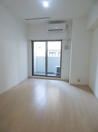 アドバンス三宮シュロスの洋室