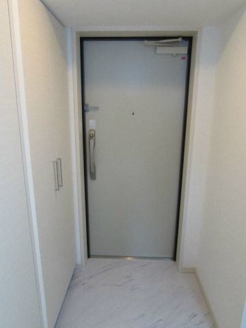 アドバンス三宮シュロスの玄関