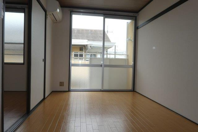 ハイツあかねＡの居間・リビング|洋室