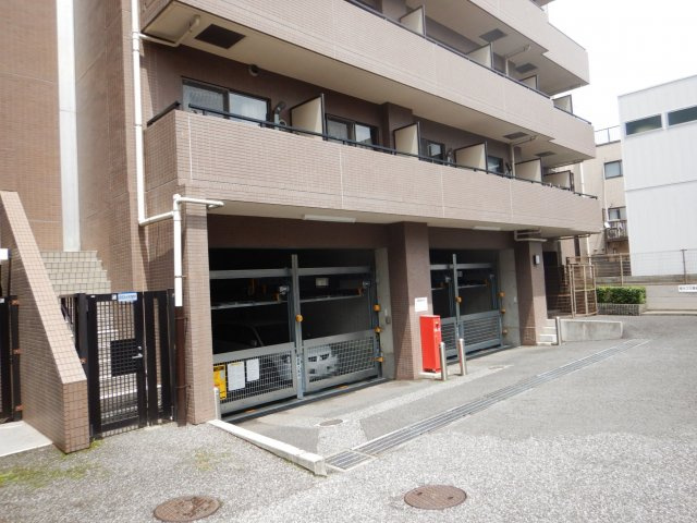 コスモ千駄木の駐車場