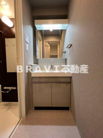 ドゥーエ天満橋　BRAVI不動産の独立洗面台|【ルフォンプログレ天満橋】独立洗面化粧台が付いています