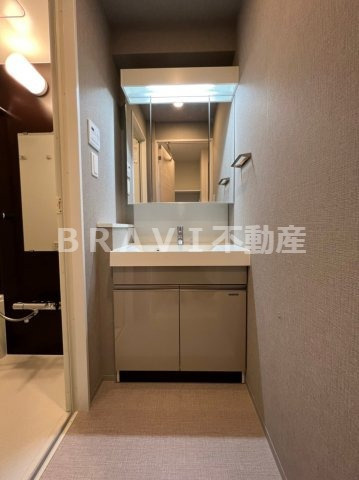 ドゥーエ天満橋　BRAVI不動産の独立洗面台|【ドゥーエ天満橋】独立洗面化粧台が付いています