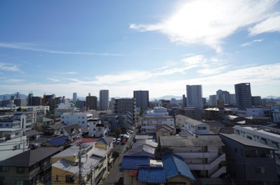 【展望】 | 藤和舟入ハイタウン（リノベ済） | 【シティービュー】
都会の物件からの眺望を想像すると、
周りの建物に押しつぶされそうになりますが、
本物件目の前には高い建物も無く、
視界が開けて青空を楽しむことができます。
遠くには山々の緑も！