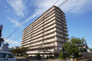 【外観】 | 【耐震性】
耐震性の高さを判断するポイントは、
建築確認申請日が1981年6月1日以降の
新耐震基準に適合しているかどうか。
震度６程度の大地震でも
建物が崩壊しないレベルが基準になりました。