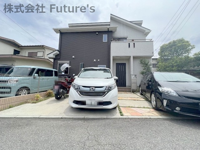 野田市上花輪　中古戸建の外観|車種により並列3台駐車可能です！