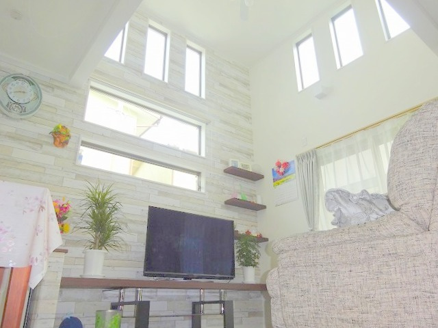 野田市上花輪　中古戸建の居間・リビング|LDK17.5帖・リビングには吹抜けがあり開放感があり、床暖房も付いています！