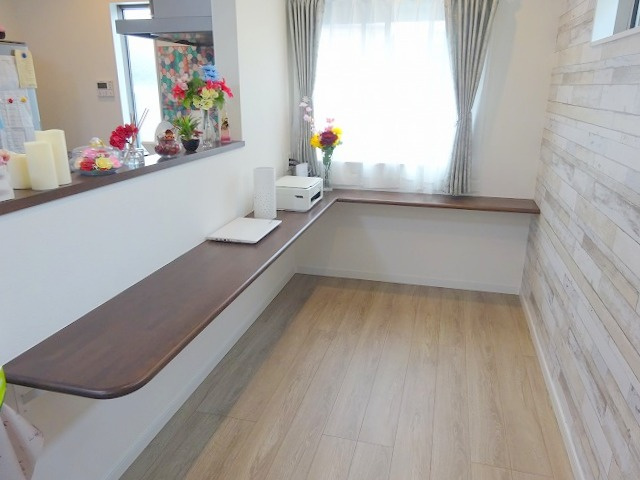 野田市上花輪　中古戸建の設備|カウンターもついており、デスクワークやお勉強にも◎