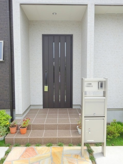 野田市上花輪　中古戸建の玄関|軒下もたっぷりな玄関には嬉しい宅配BOXも付いてます。