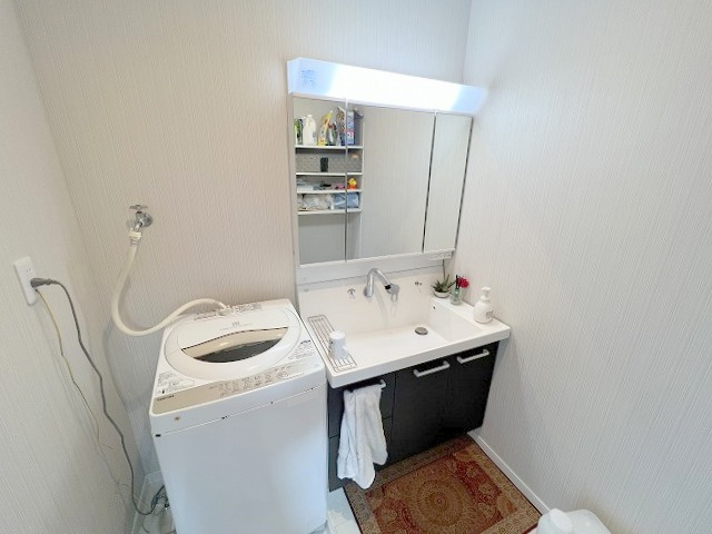 野田市上花輪　中古戸建の独立洗面台|3面鏡付きの独立洗面台です。