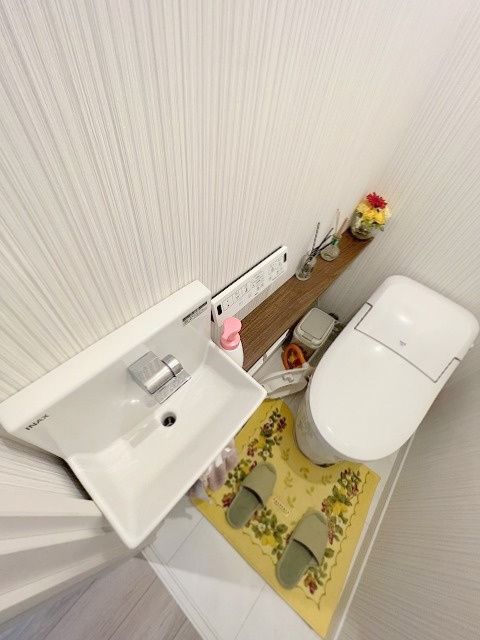 野田市上花輪　中古戸建のトイレ|スタイリッシュなタンクレスタイプのトイレには手洗い場もついてます。