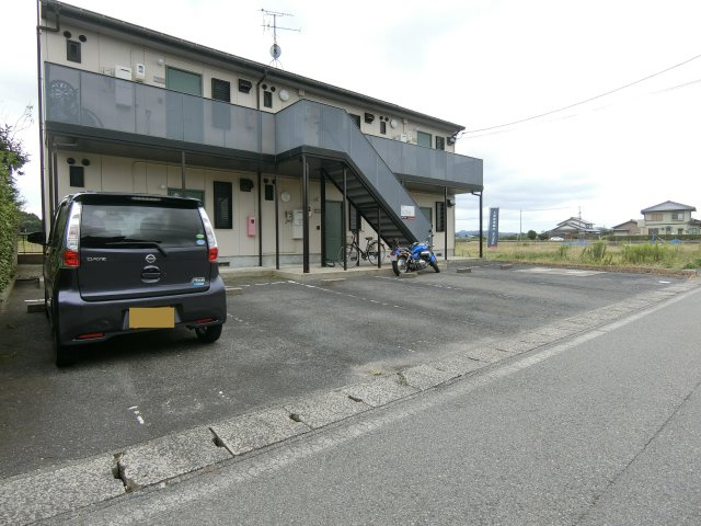 フリーダムの駐車場
