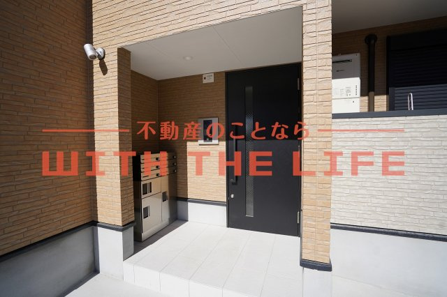 Favoloso花畑【10.000円キャッシュバック対象物件】のエントランス|清潔なエントランスです