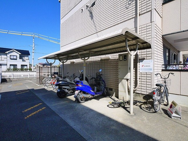カイスのその他共用部分|屋根付き駐輪場です