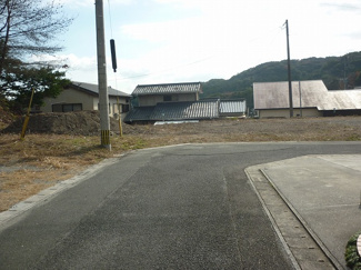 【前面道路含む現地写真】