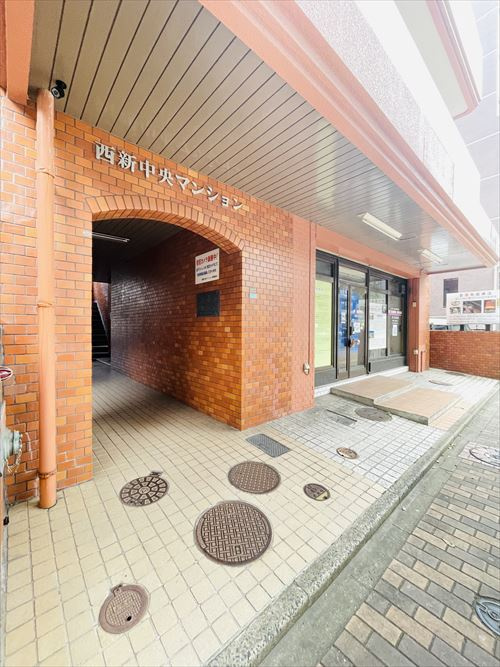 西新中央マンションのエントランス