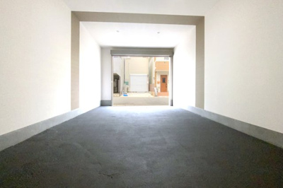 【駐車場】 | 伏見区羽束師菱川町　中古戸建 | 奥行が約6.6ｍあり普通車が余裕で1台可能です。自転車やバイクなども停められますし、シャッター付きですので、倉庫としても利用して頂けます。