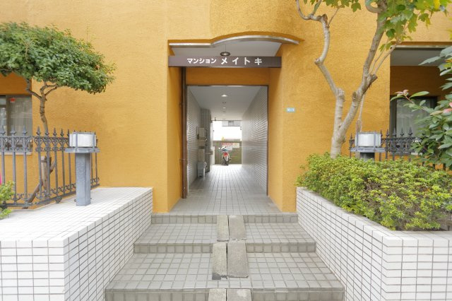 マンションメイトキのエントランス