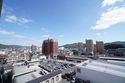 【展望】 | アルファステイツ西条市役所前（リフォーム済） | 【四季を感じる】
四季の移ろい・爽やかな青空や風を感じられ
自然を愉しめるパノラマビュー。
毎日の暮らしに余裕を感じさせてくれる、
遮る物の無い開放的な眺望を是非、ご堪能ください。