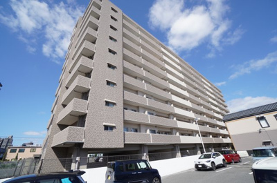 【外観】 | アルファステイツ西条市役所前（リフォーム済） | 【耐震性】
耐震性の高さを判断するポイントは、
建築確認申請日が1981年6月1日以降の
新耐震基準に適合しているかどうか。
震度６程度の大地震でも
建物が崩壊しないレベルが基準になりました。