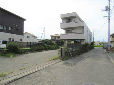 【前面道路含む現地写真】 | 中古住宅・事務所　甲府市富竹３丁目 | 前面道路含む現地写真です（北側道路）