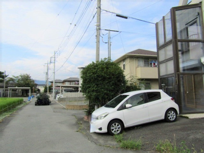【前面道路含む現地写真】 | 中古住宅・事務所　甲府市富竹３丁目 | 前面道路含む現地写真です（西側道路）