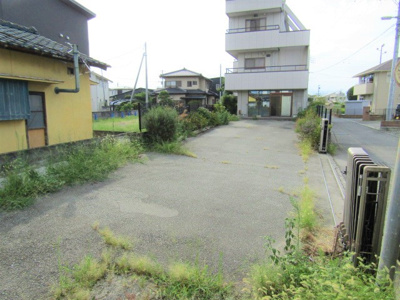 【駐車場】 | 中古住宅・事務所　甲府市富竹３丁目 | 5台以上駐車可能な広々としたスペースあり！（車種による）