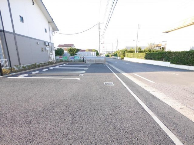 神栖市知手中央６丁目の賃貸マンションの駐車場