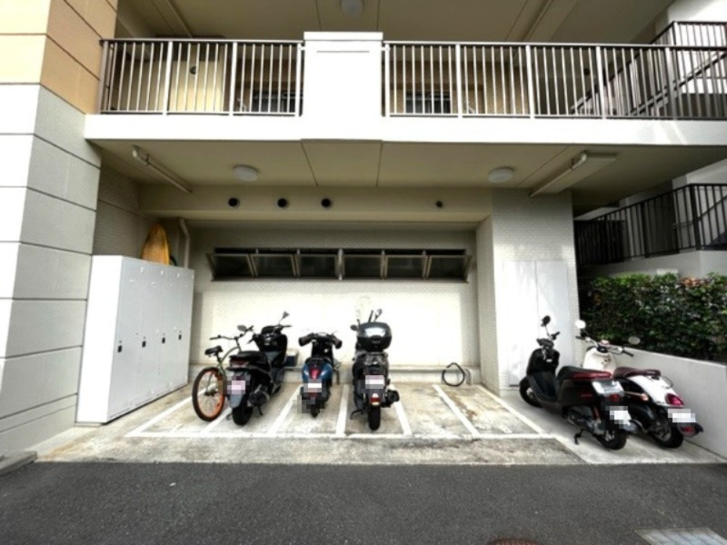 ヴェレーナ茅ヶ崎海岸の駐車場|バイク置場