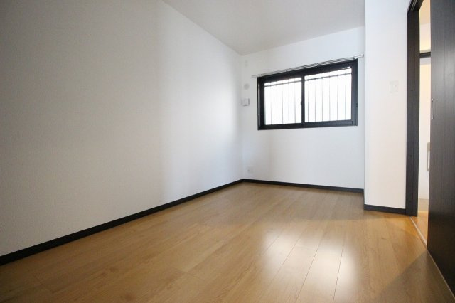 ポルトボヌール姫城RCの寝室|広くて明るい寝室