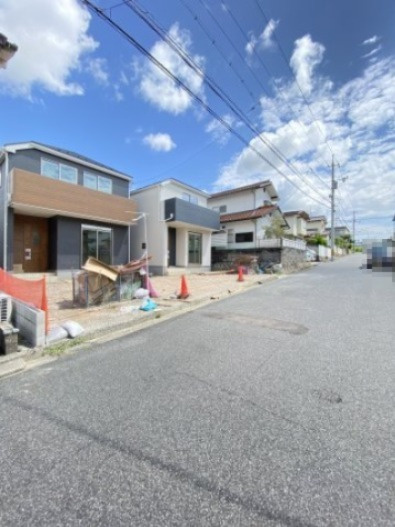 広島市安佐南区伴東８丁目の新築一戸建の前面道路含む現地写真