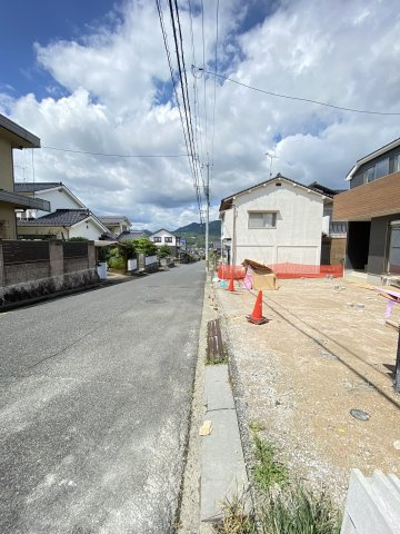 広島市安佐南区伴東８丁目の新築一戸建の前面道路含む現地写真