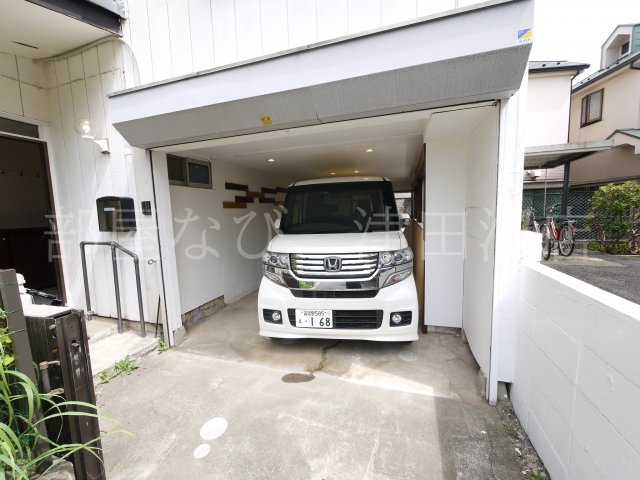 北欧風ヴィンテージリノベ戸建の駐車場|シャッター付きのカースペースがあります