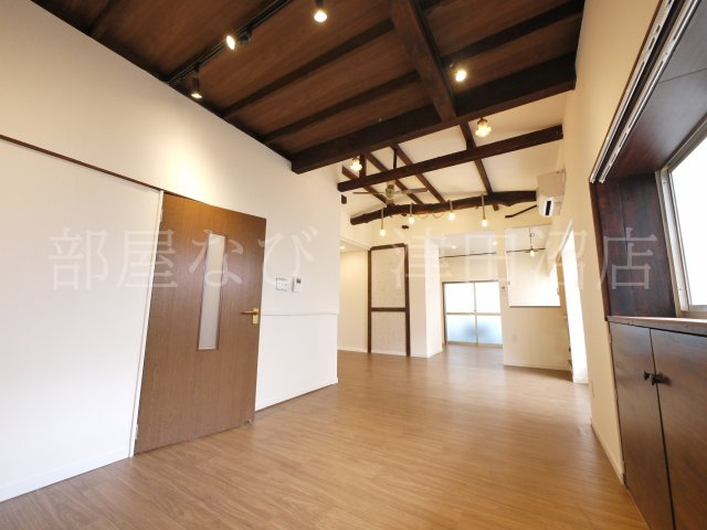 北欧風ヴィンテージリノベ戸建の居間・リビング|こちらのリビングで趣味の時間をお楽しみください