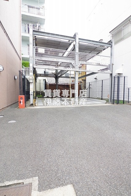 HERBE庄内通の駐車場