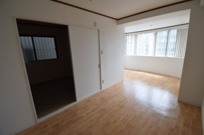 【居間・リビング】 | ナショナルビル | こちらの居間で趣味の時間をお楽しみください