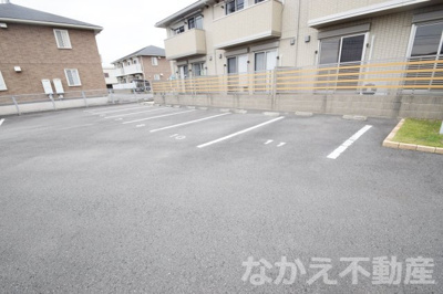 【駐車場】 | ＰＲＩＭＡ　ナカヤ | 駐車場に車を止められます