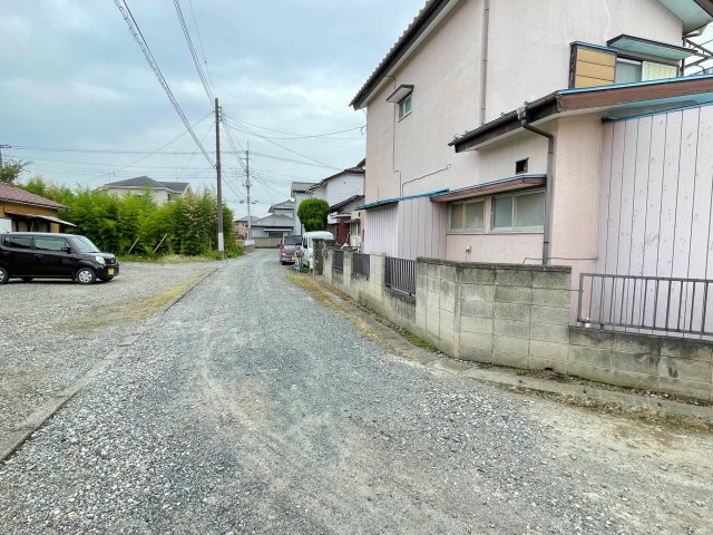 藤岡市藤岡　中古の前面道路含む現地写真
