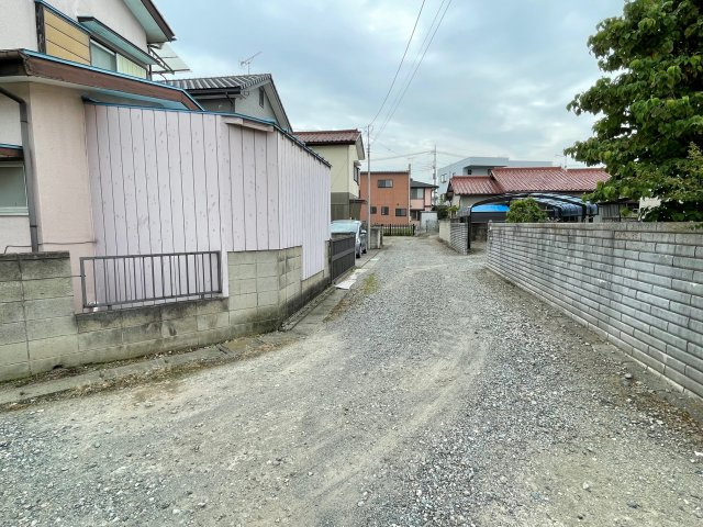 藤岡市藤岡　中古の前面道路含む現地写真