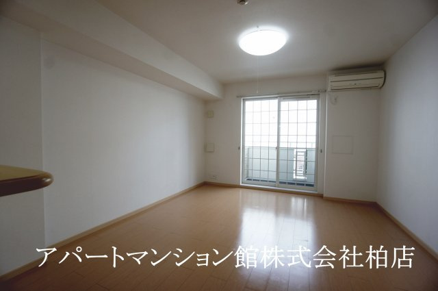 ソレアードⅡの居間・リビング|同タイプ　写真反転