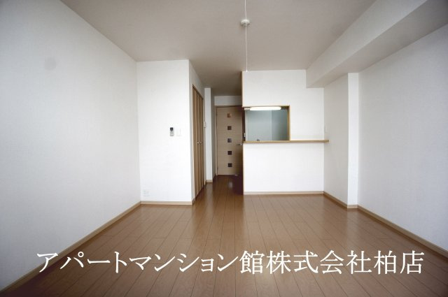 ソレアードⅡの居間・リビング|同タイプ　写真反転